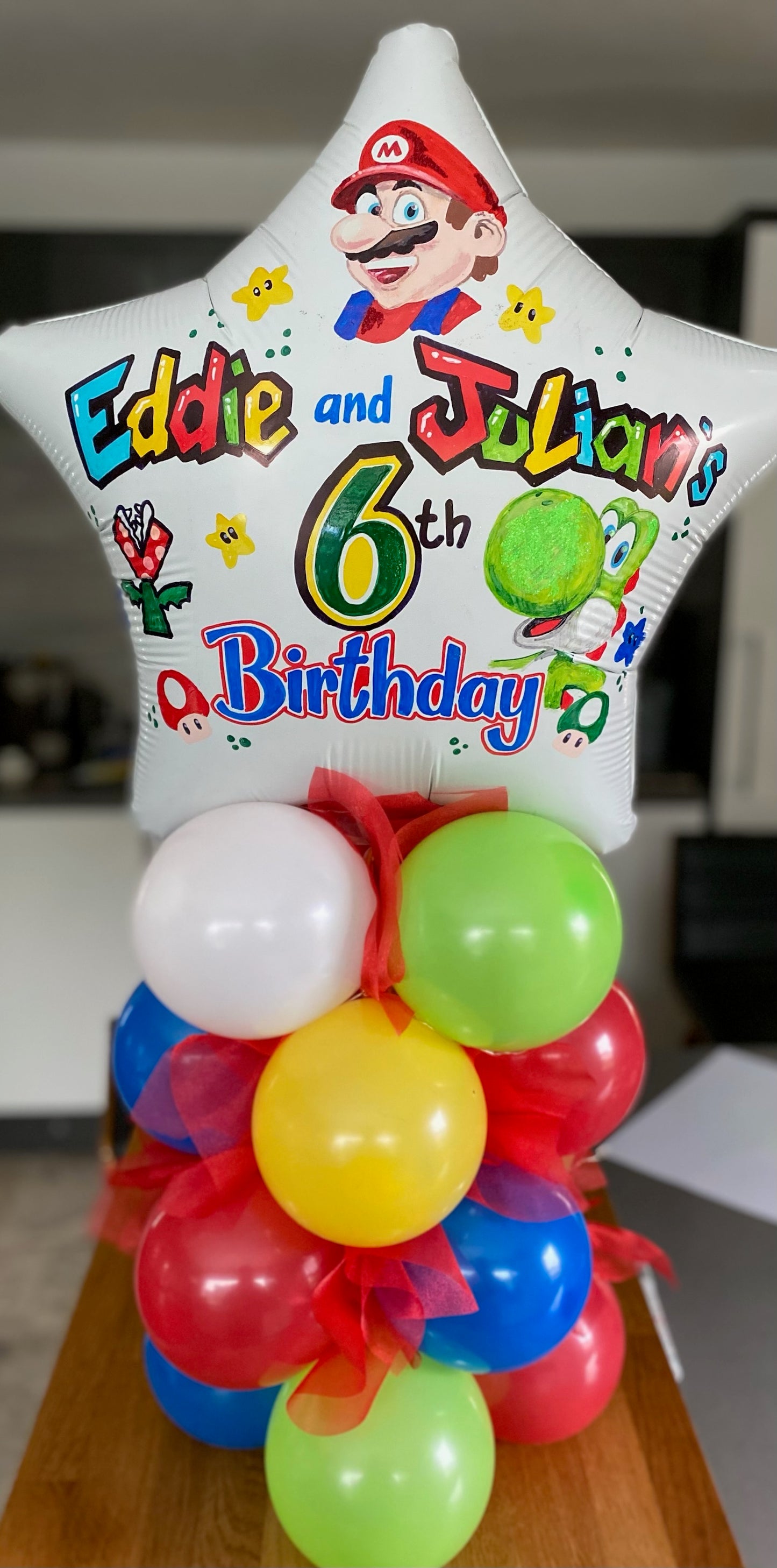 Mansfield Balloon Lady - Balloon Artistry. Hand drawn bespoke glitter and paint Balloons.