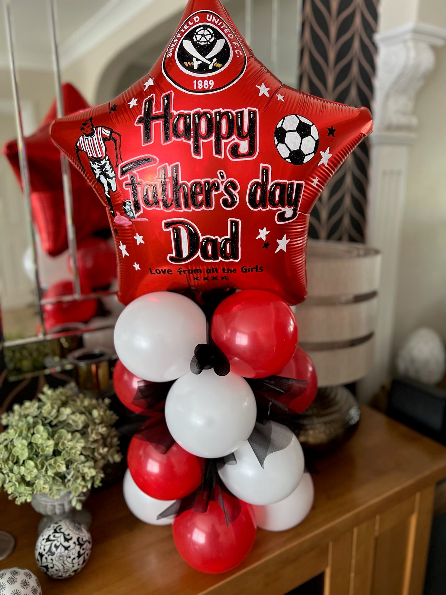 Mansfield Balloon Lady - Balloon Artistry. Hand drawn bespoke glitter and paint Balloons.