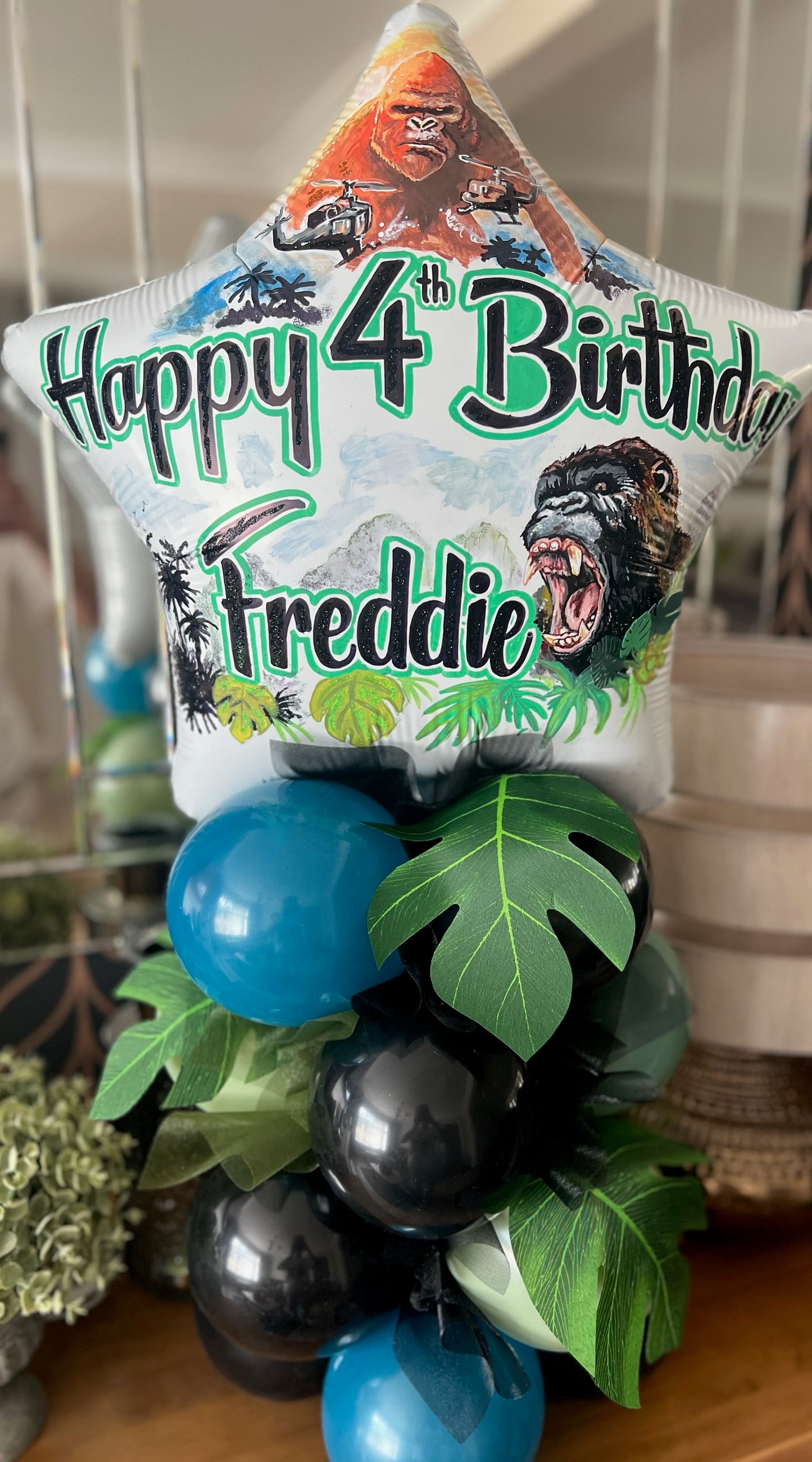 Mansfield Balloon Lady - Balloon Artistry. Hand drawn bespoke glitter and paint Balloons.
