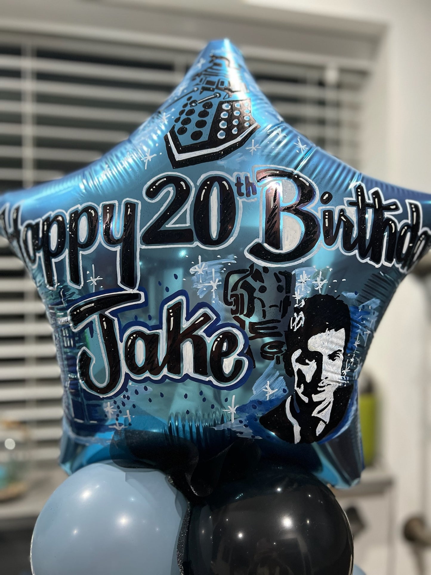 Mansfield Balloon Lady - Balloon Artistry. Hand drawn bespoke glitter and paint Balloons.