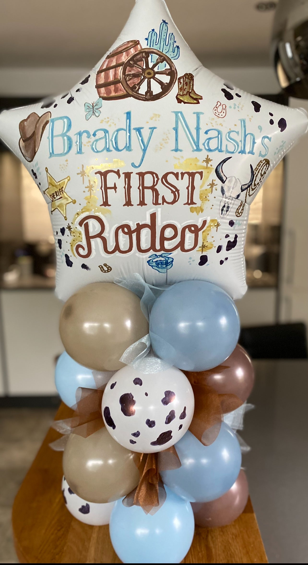 Mansfield Balloon Lady - Balloon Artistry.  Hand drawn bespoke glitter and paint Balloons.